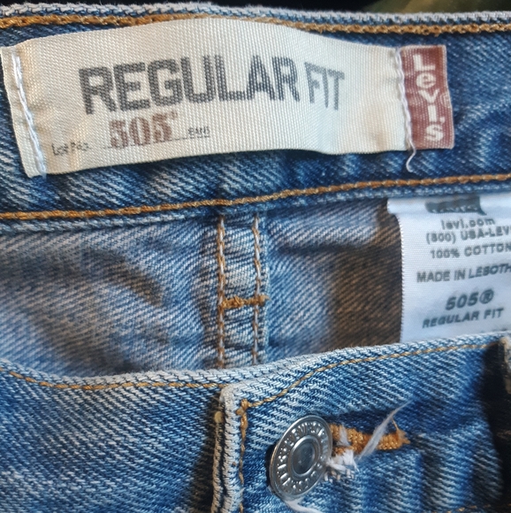 Classic Levi 505 Regular Fit Jeans - Picture 3 of 3